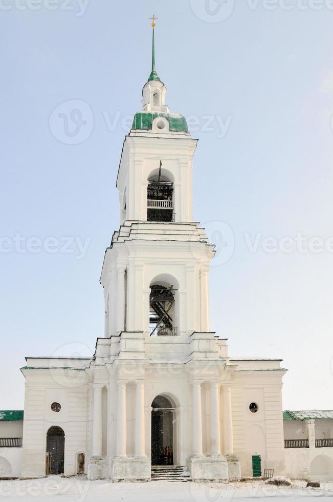 Monasterio spaso-yakovlevsky en las afueras de rostov, rusia, a lo largo del anillo dorado. construido en el estilo neoclásico. foto