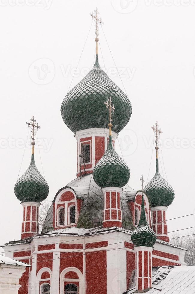 la iglesia de alexander nevsky y la catedral de vladimir en pereslavl-zalesskiy, región de yaroslavl, rusia foto