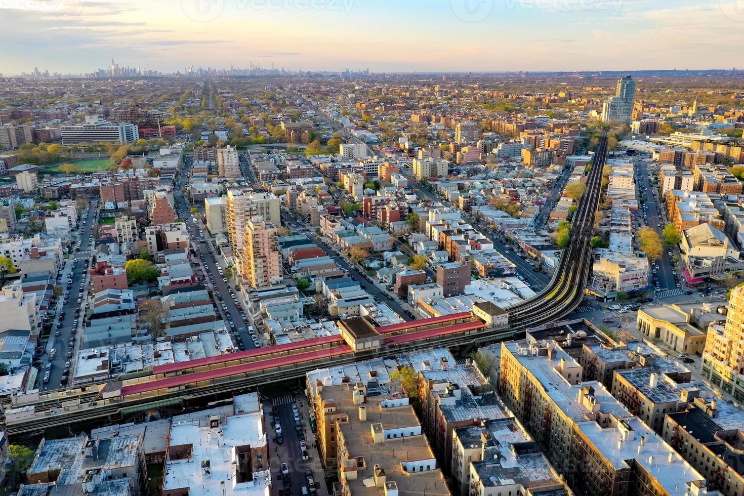 ciudad de nueva york - 2 de mayo de 2020 - vista aérea de las vías elevadas del metro a lo largo de la playa de brighton en brooklyn, nueva york foto