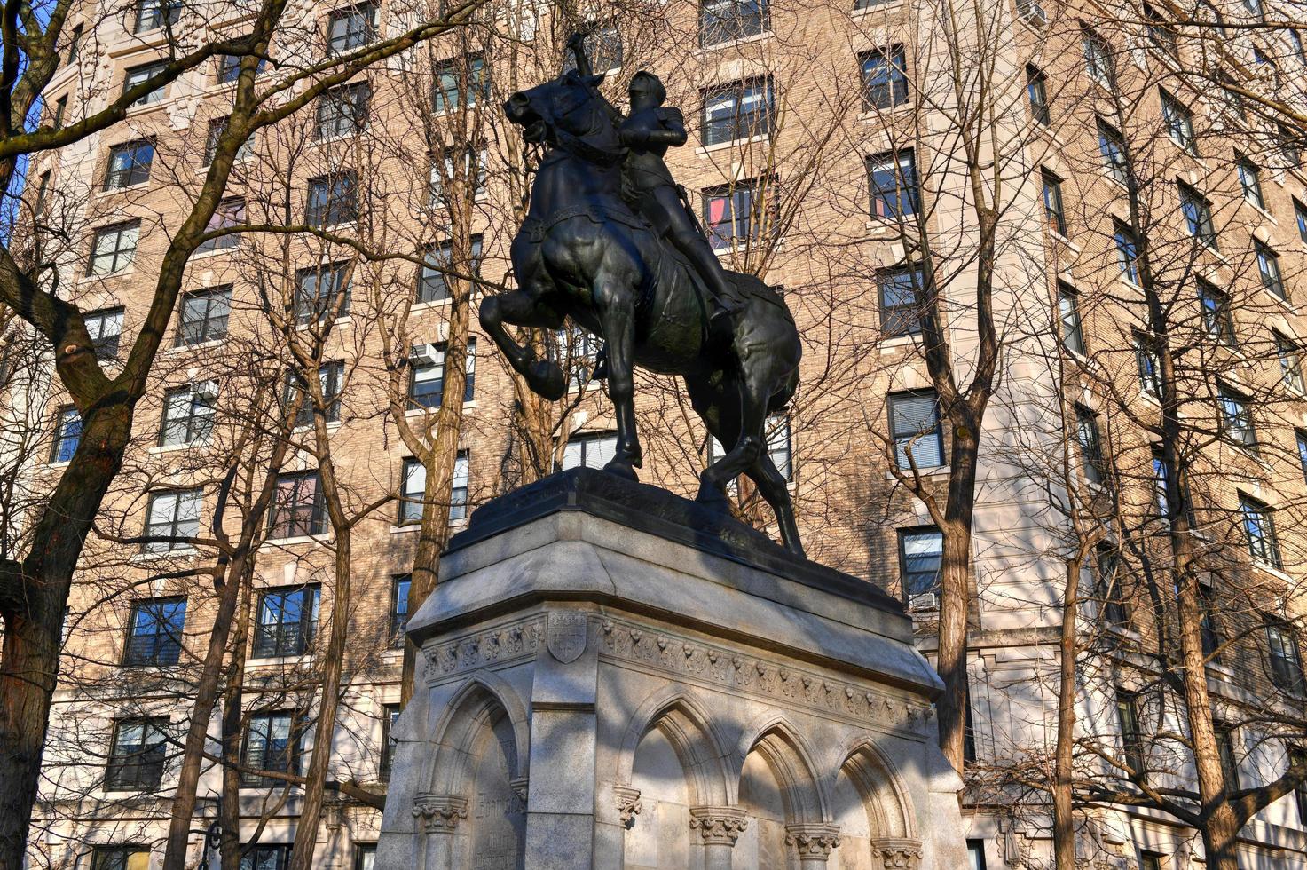 ciudad de nueva york - 17 de febrero de 2020 - memorial de joan of arc en riverside park, manhattan, nueva york. La escultura ecuestre de bronce es de la patriota y mártir francesa del siglo XV, Juana de Arco. foto