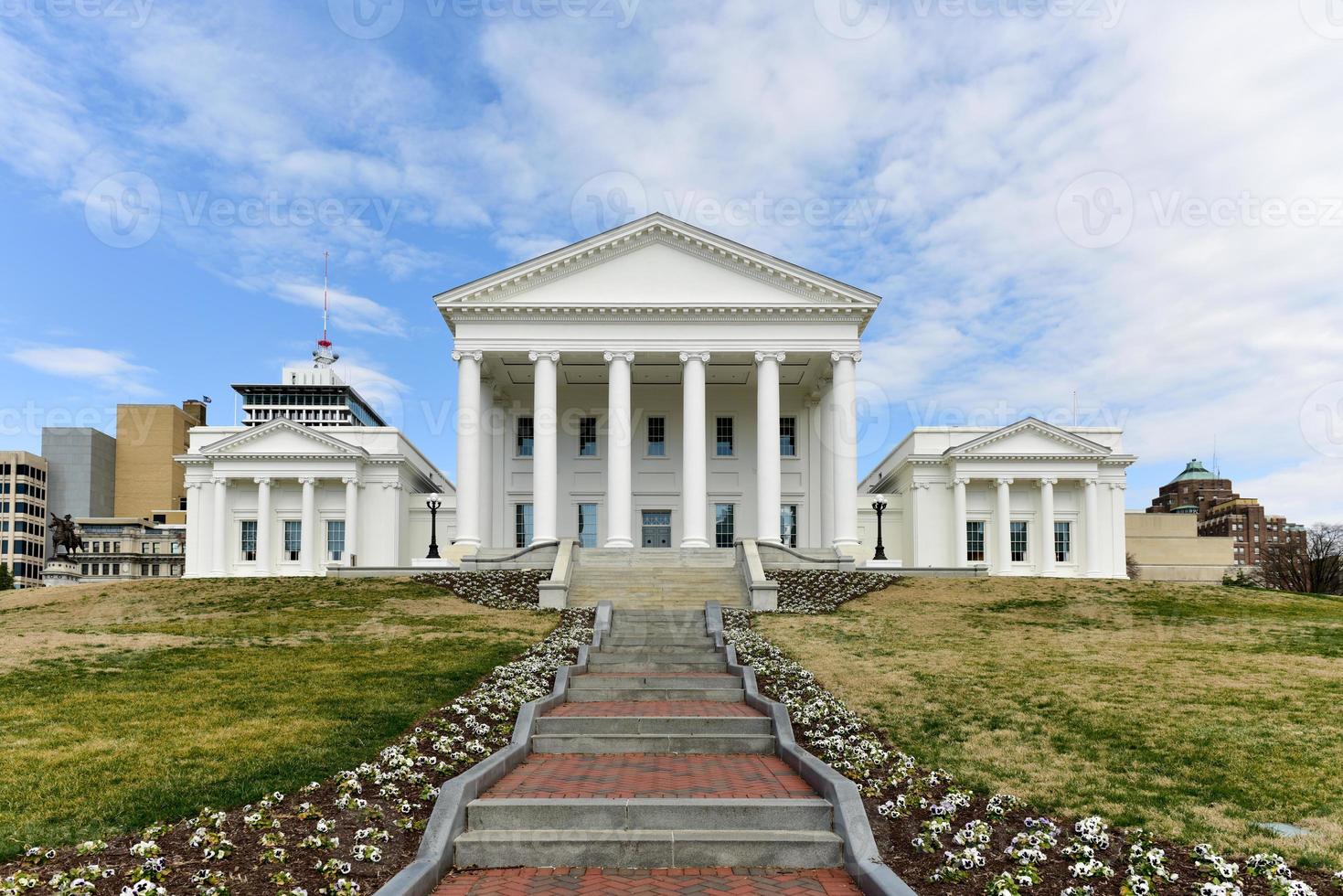 el capitolio del estado de virginia, diseñado por thomas jefferson, quien se inspiró en la arquitectura griega y romana en richmond, virginia. foto