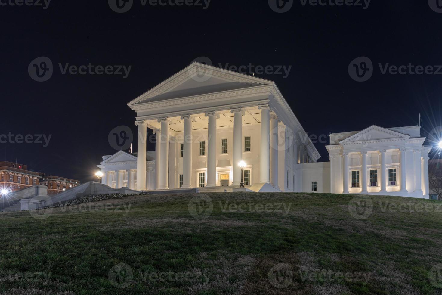 el capitolio del estado de virginia en la noche. diseñado por thomas jefferson, quien se inspiró en la arquitectura griega y romana en richmond, virginia. foto