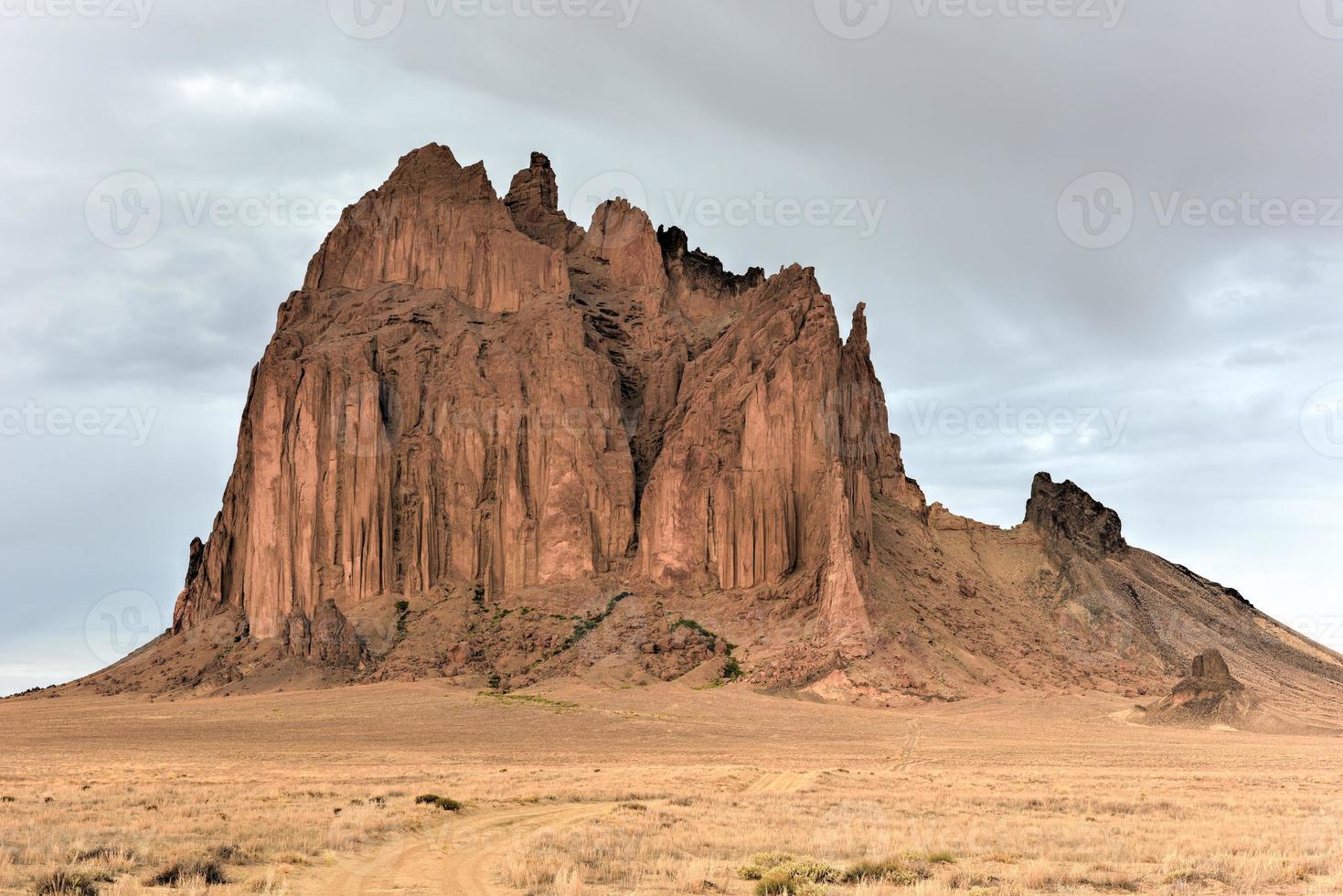 shiprock es un monadnock que se eleva casi 1,583 pies sobre la planicie desértica alta de la nación navajo en el condado de san juan, nuevo méxico, estados unidos. foto