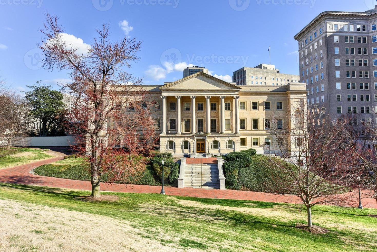 el antiguo edificio de finanzas en richmond, virginia, que se construyó para albergar la biblioteca estatal y la corte suprema y que se conoce como el antiguo edificio de finanzas. foto