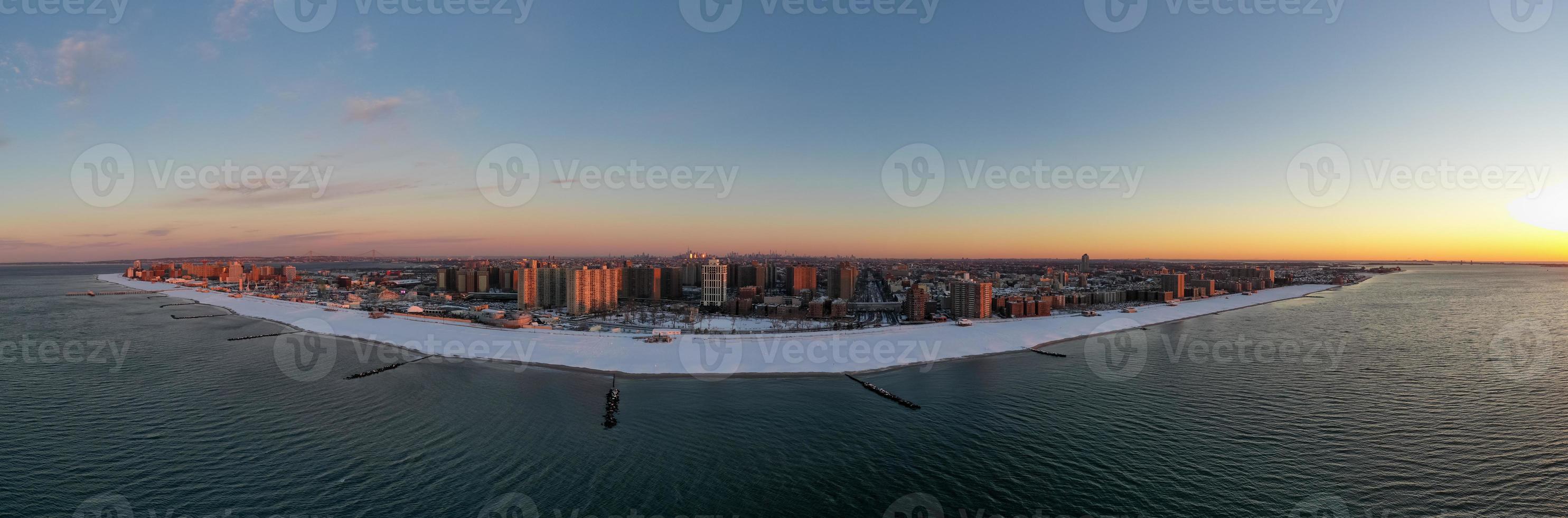 vista aérea de una playa de Coney Island cubierta de nieve durante el invierno al amanecer en Brooklyn, Nueva York foto