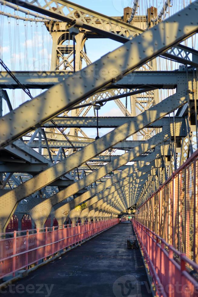 pasarela del puente williamsburg al atardecer foto