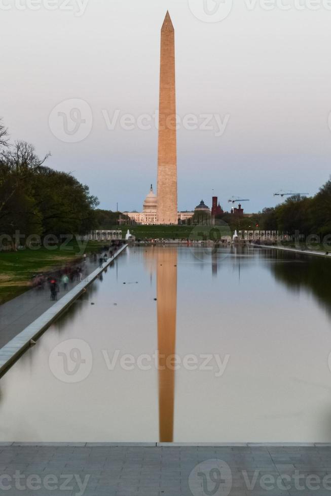 monumento de washington que se refleja en la piscina reflectante del monumento a lincoln al atardecer en washington, dc. foto