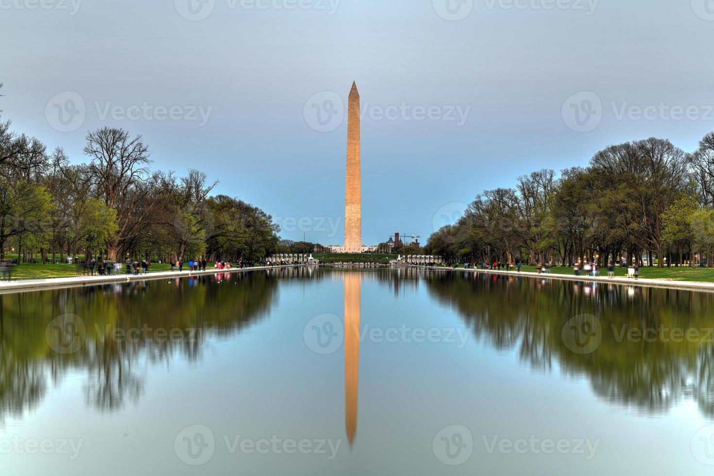 monumento de washington que se refleja en la piscina reflectante del monumento a lincoln al atardecer en washington, dc. foto