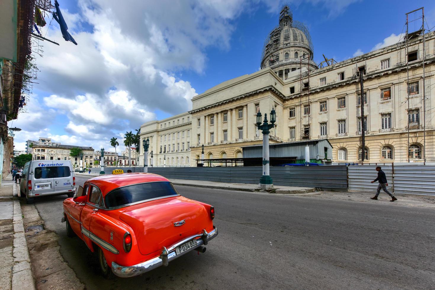 la habana, cuba - 8 de enero de 2017 - estacionamiento de autos frente al edificio de la capital nacional en la habana, cuba. foto