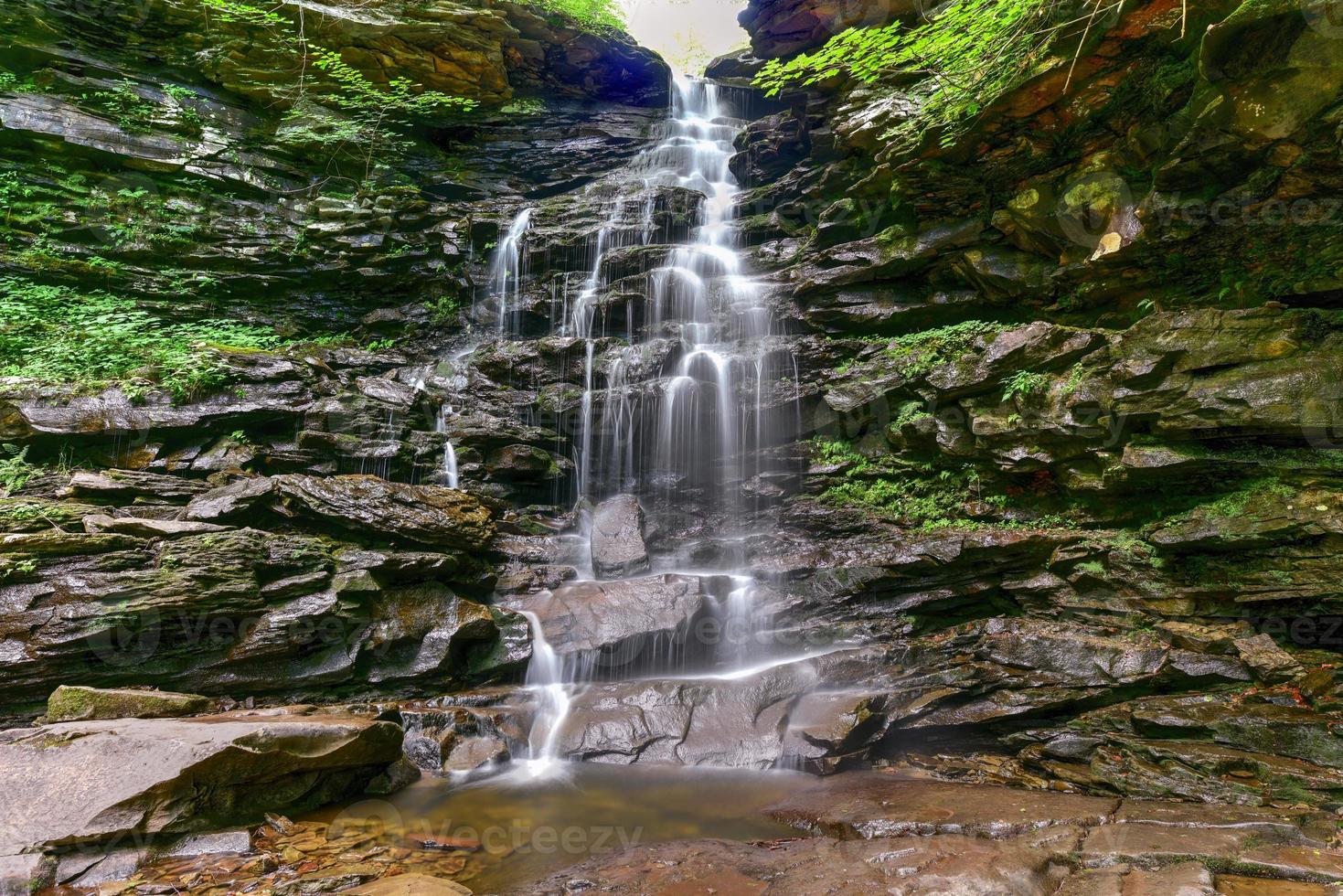 cascada en el parque estatal ricketts glen, pennsylvania. foto