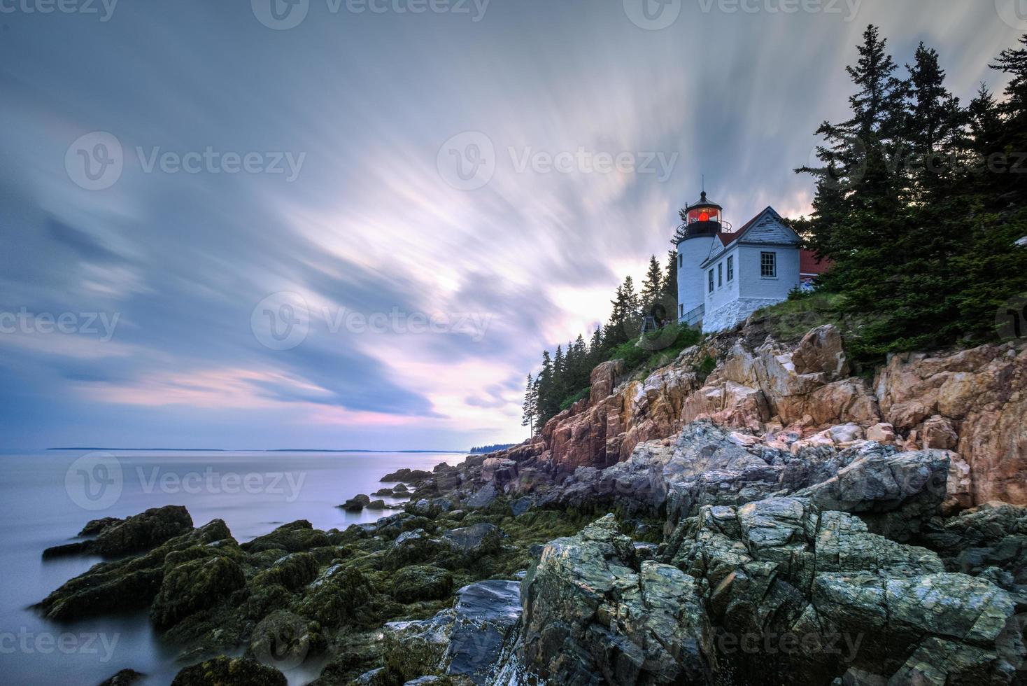 faro de bass harbour en el parque nacional de acadia, maine al atardecer. foto