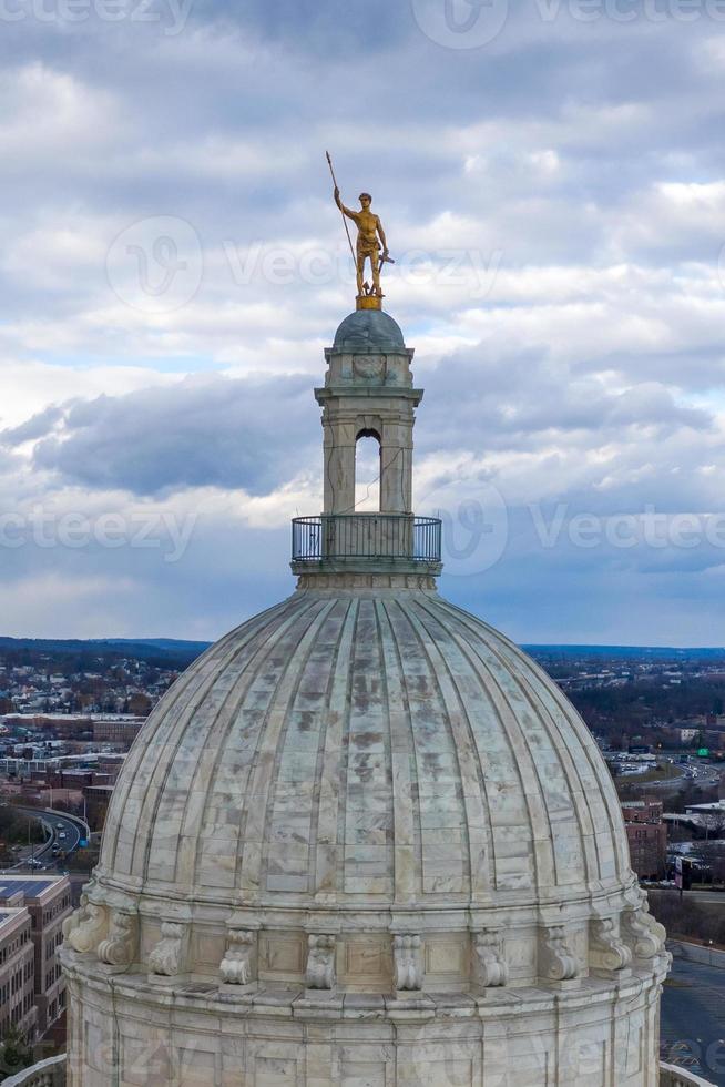 estatua de oro del hombre independiente en lo alto del edificio del capitolio estatal en el centro de providence, rhode island. foto