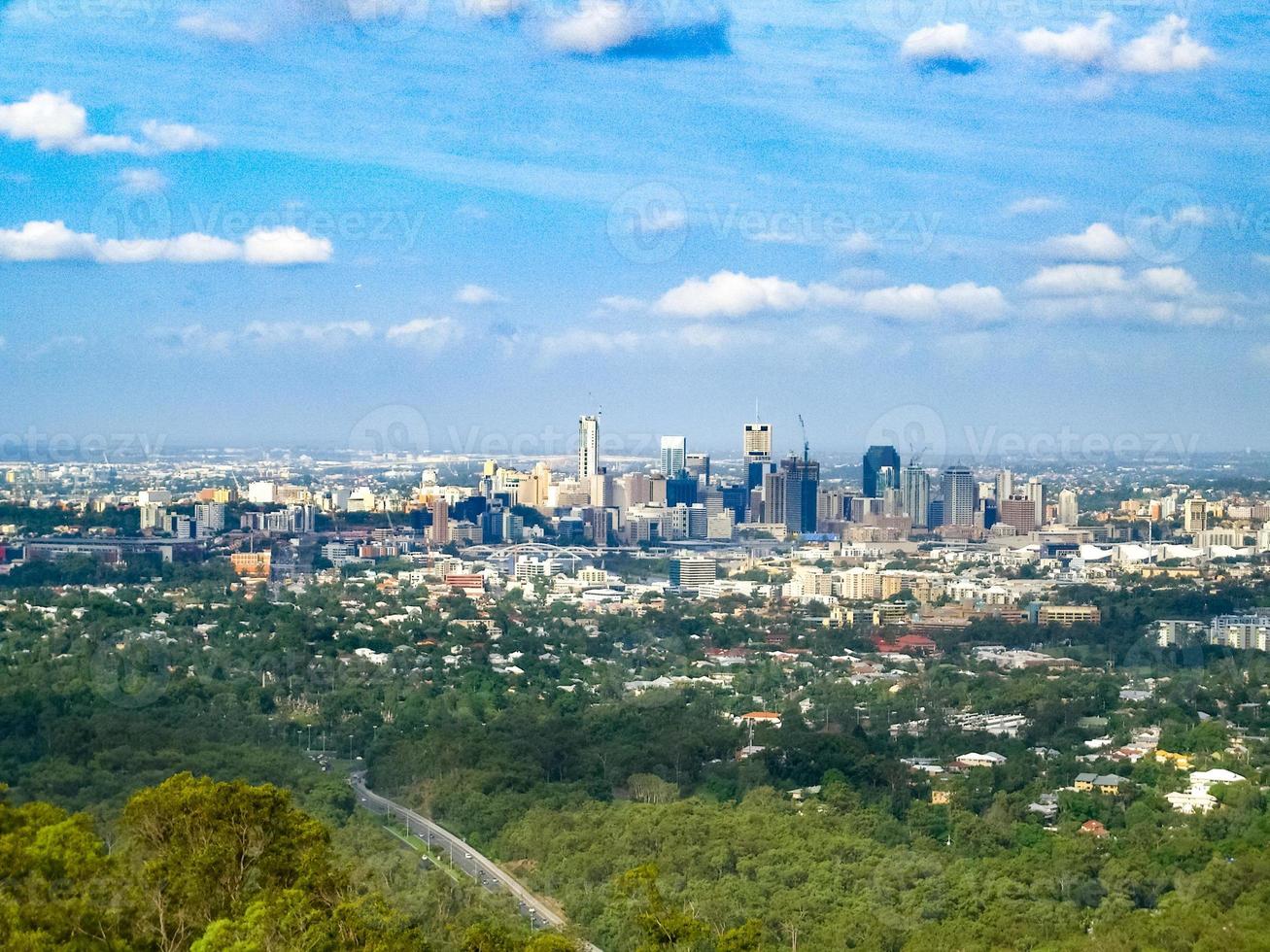 vista del horizonte de brisbane en australia desde el monte coot-tha. foto