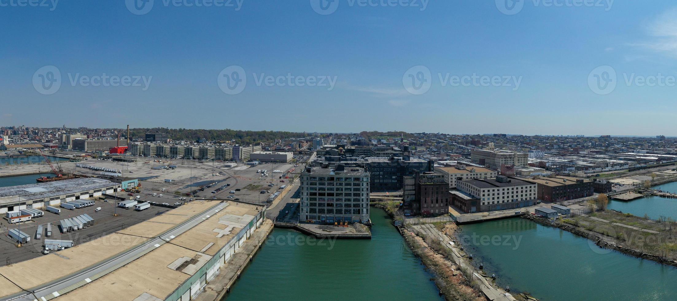 Industry City es un histórico complejo intermodal de envío, almacenamiento y fabricación en el paseo marítimo del barrio Sunset Park de Brooklyn, Nueva York. foto