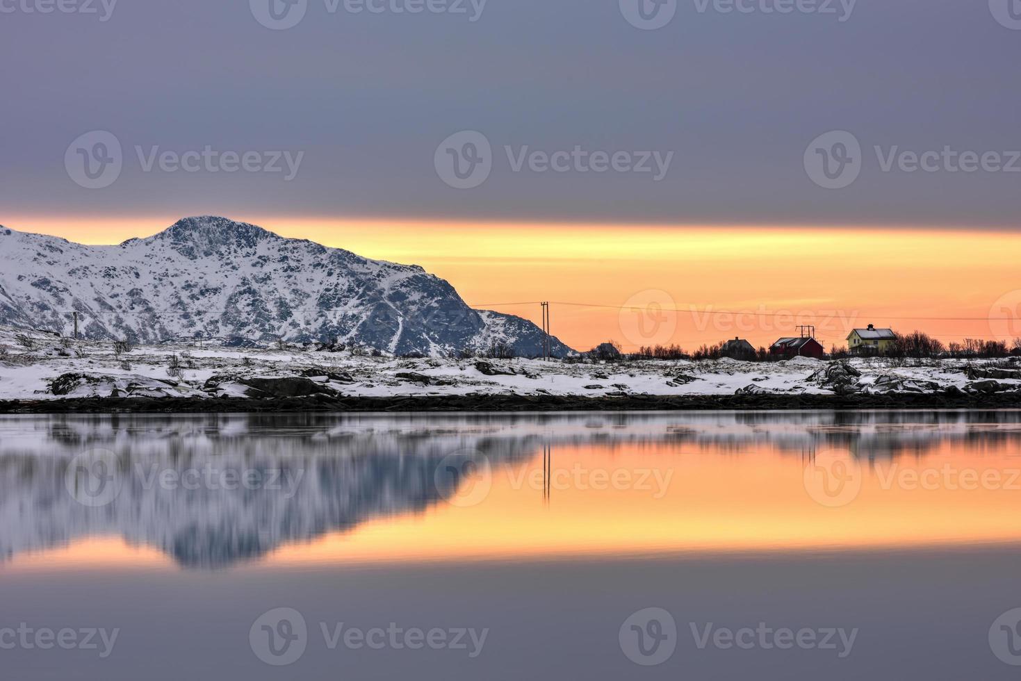 reflejo de vagspollen al amanecer en las islas lofoten, noruega en el invierno. foto