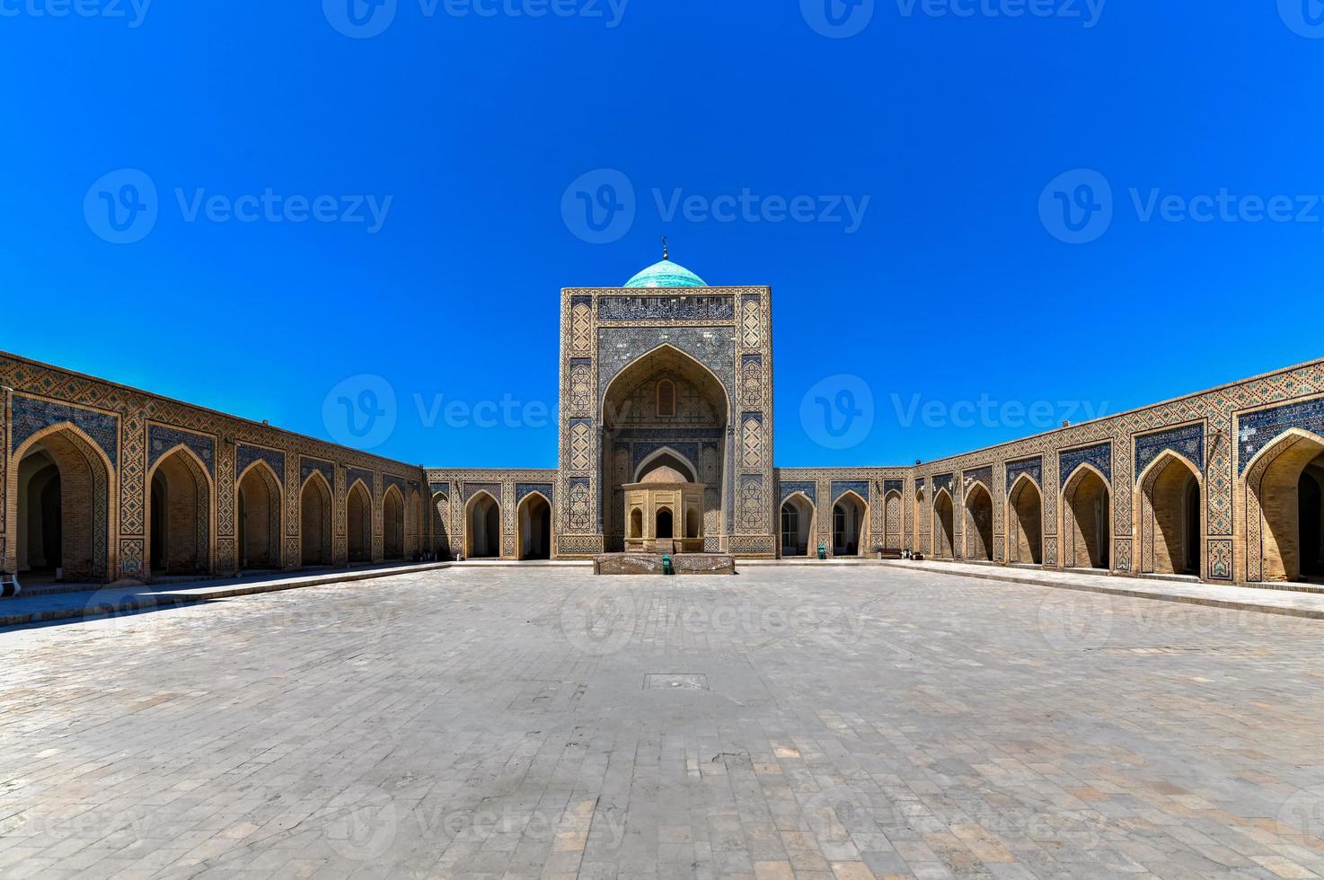 patio interior de la mezquita kalyan en bukhara, uzbekistán. foto