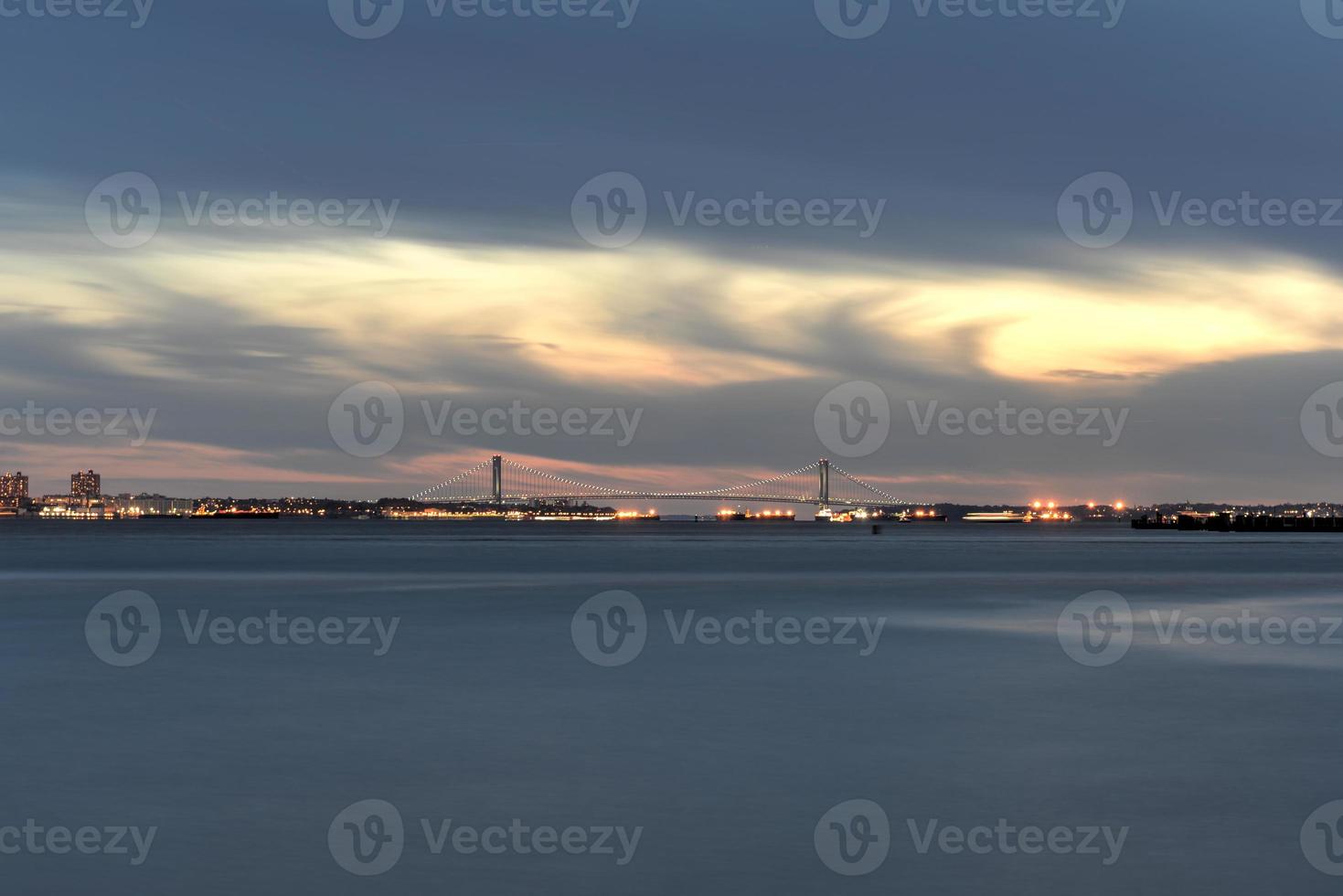 puente verrazano sobre el rio hudson foto