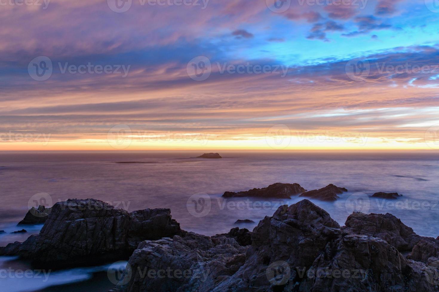 vista de la costa rocosa del pacífico desde el parque estatal garrapata, california. foto