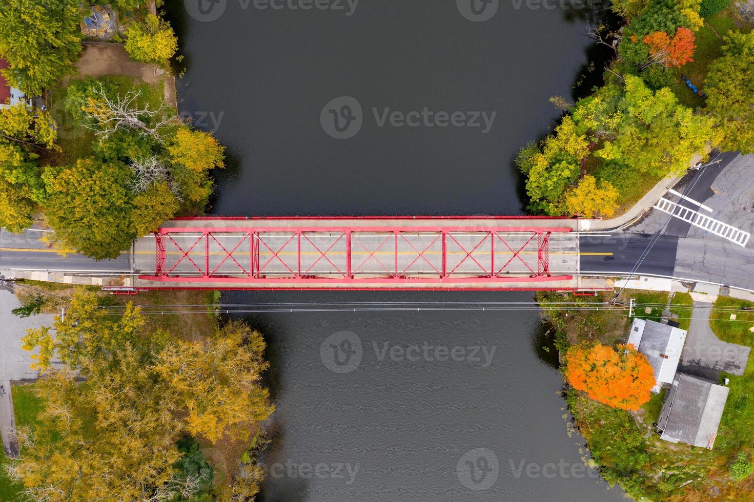 vista aérea del puente esopus creek en saugerties, nueva york. foto