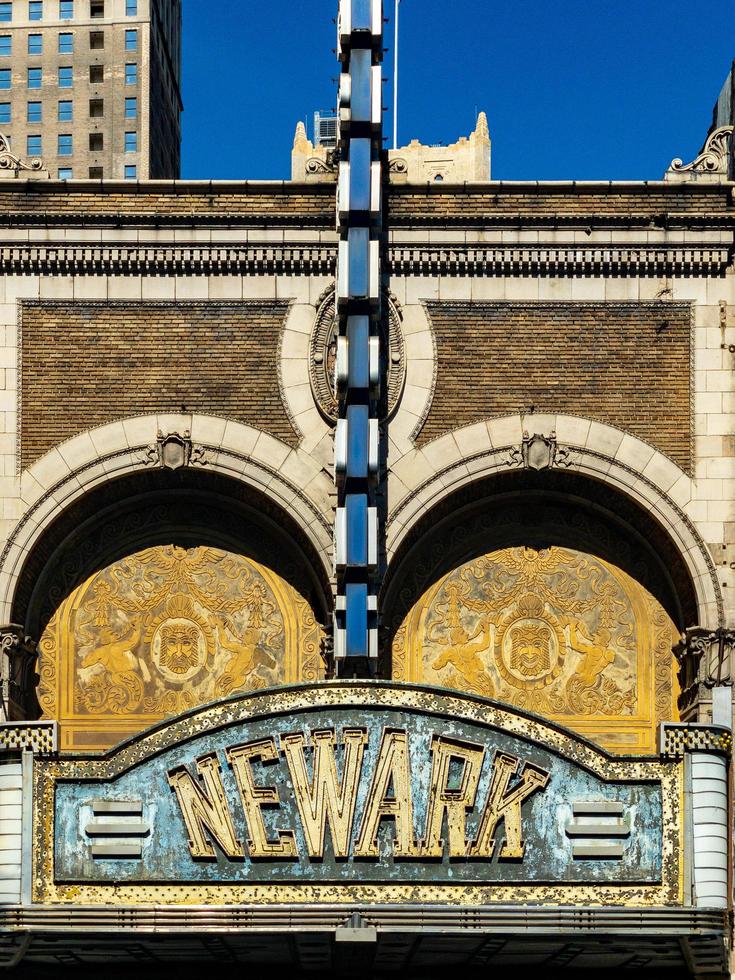 newark, nj - 21 de septiembre de 2019 - marquesina histórica del teatro supremo en market street en newark, nueva jersey. foto