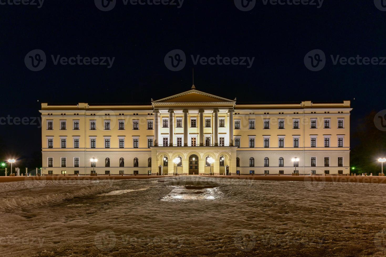 palacio real de oslo en la noche. el palacio es la residencia oficial del actual monarca noruego. foto