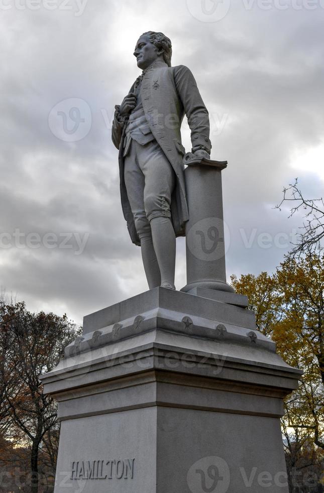 estatua de alexander hamilton en central park, nueva york. está tallado en granito sólido por carl h. conrads, fue donado a central park en 1880 por uno de los hijos de alexander hamilton, john c. hamilton foto