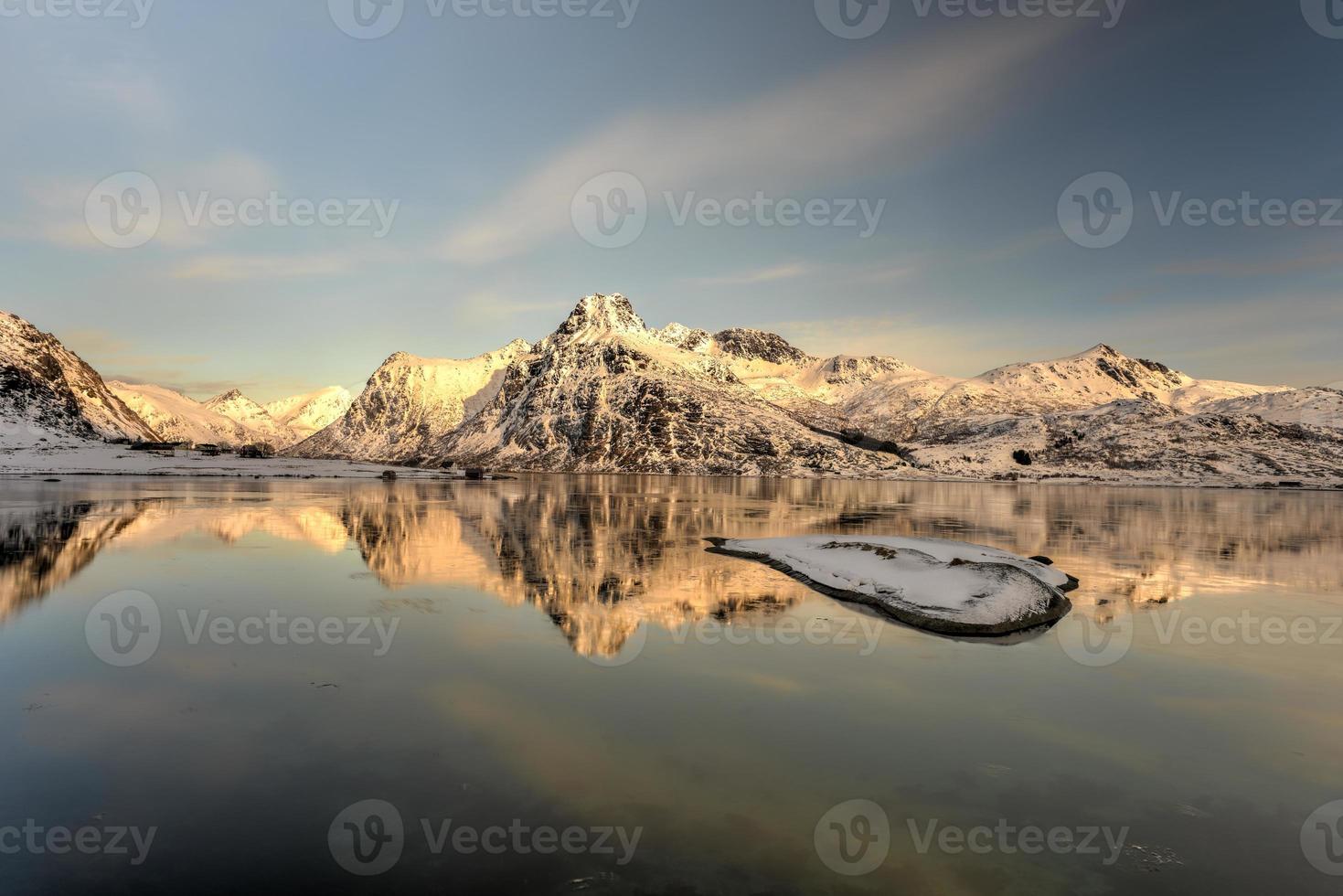 montañas reflejadas en un lago en flakstadoya en las islas lofoten, noruega foto