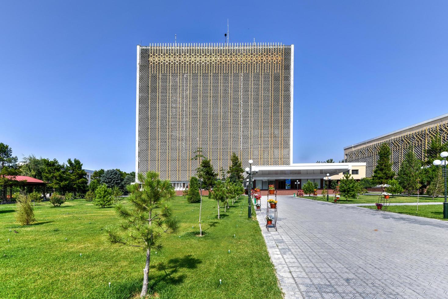 arquitectura soviética - alto edificio dorado de oficinas del gobierno en samarcanda, uzbekistán, 2022 foto