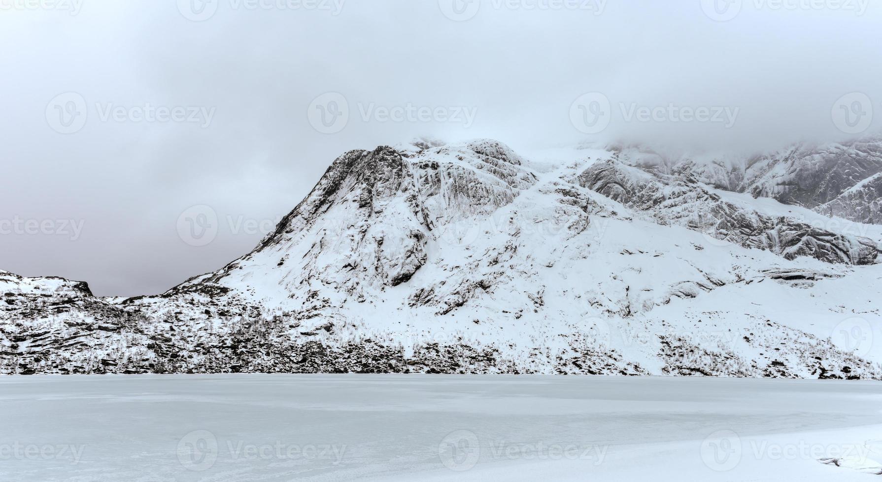 lago storvatnet frente al paisaje de las montañas lofoten en la isla flakstadoy en invierno. foto