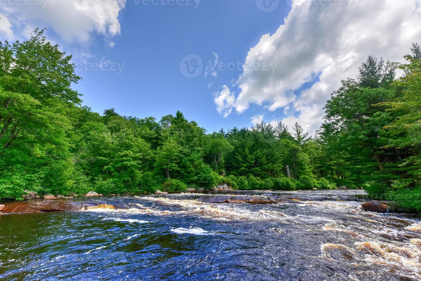 río que fluye a través del río adirondack en el lago cranberry, nueva york. foto