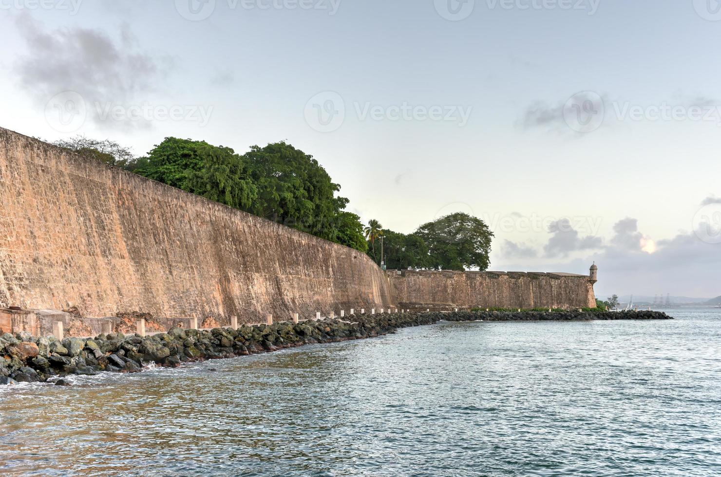 castillo san felipe del morro también conocido como fuerte san felipe del morro o castillo del morro. es una ciudadela del siglo XVI ubicada en san juan, puerto rico. foto