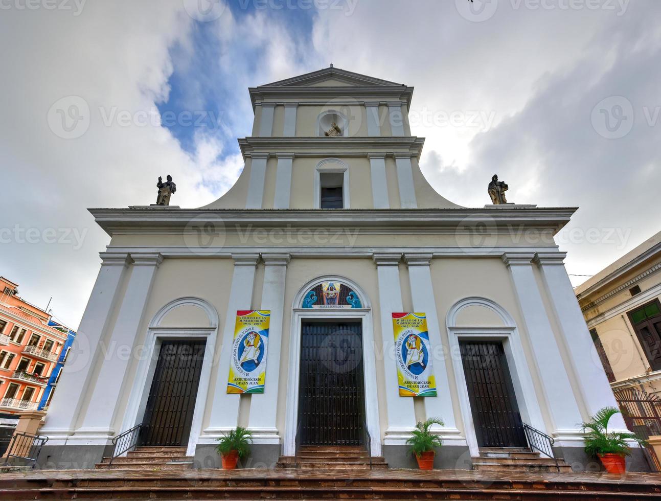 la catedral de san juan bautista es una catedral católica romana en el viejo san juan, puerto rico. esta iglesia se construyó en 1521 y es la iglesia más antigua de los estados unidos. foto