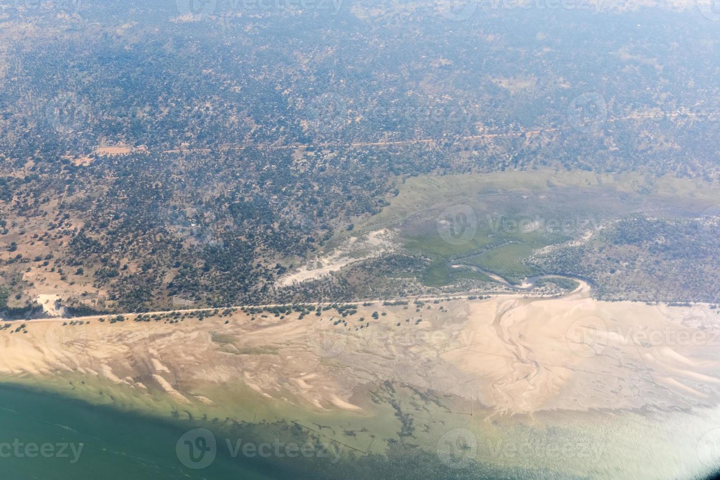 vista aérea de la costa de la provincia de inhambane en mozambique. foto