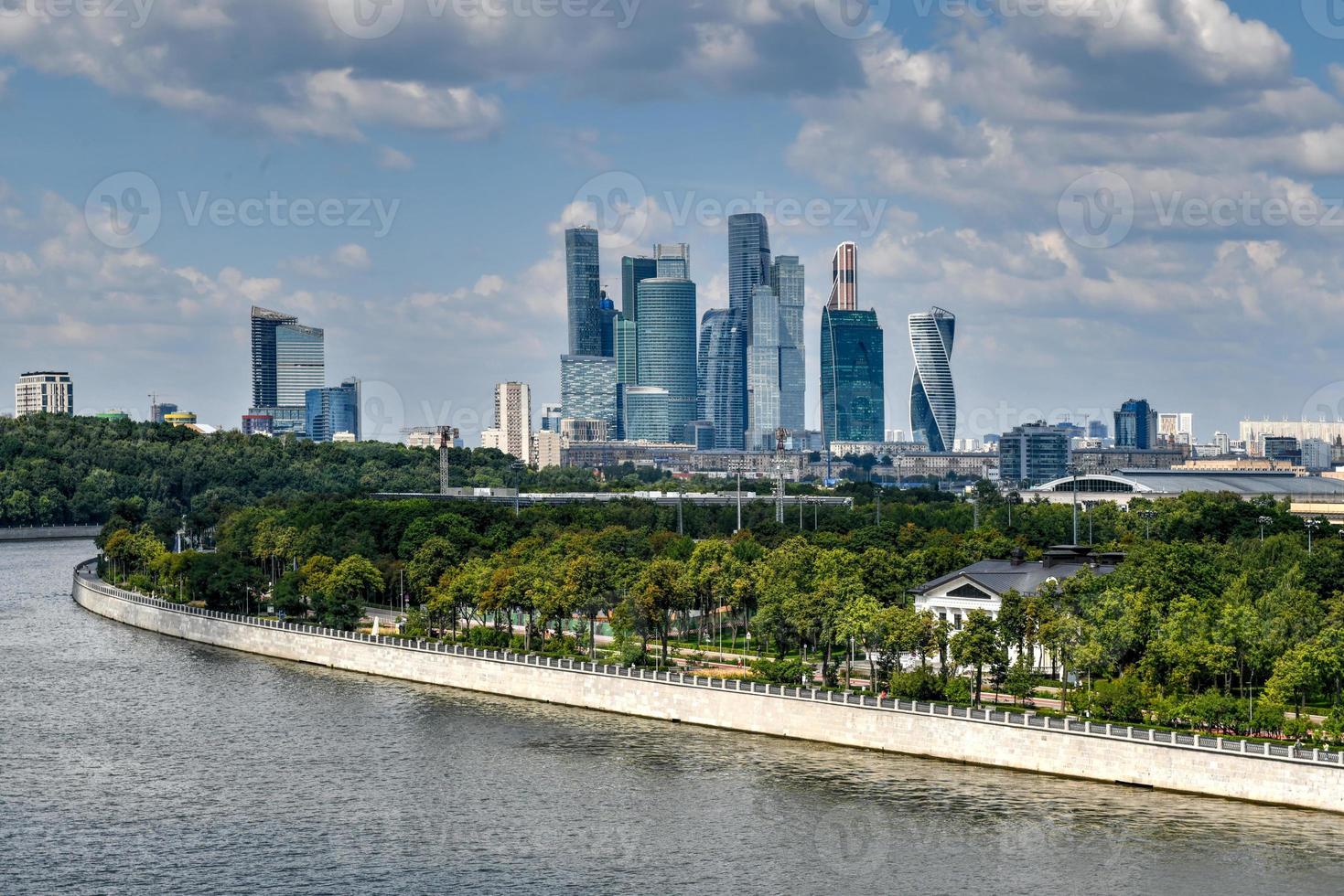 vista aérea de los rascacielos de la ciudad de moscú sobre el río moscú, en moscú, rusia. foto