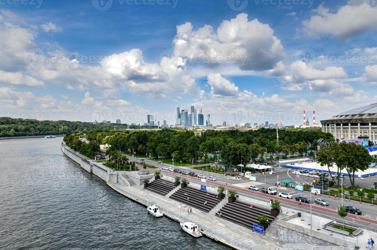 vista aérea de los rascacielos de la ciudad de moscú sobre el río moscú, en moscú, rusia. foto