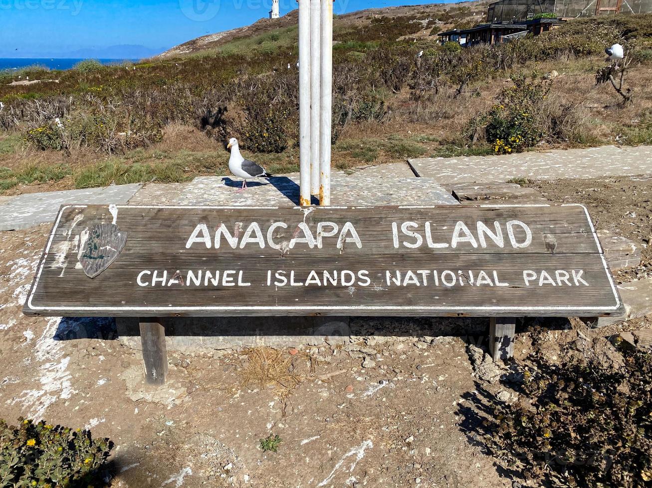 signo que denota la isla anacapa en el parque nacional de las islas del canal, california. foto