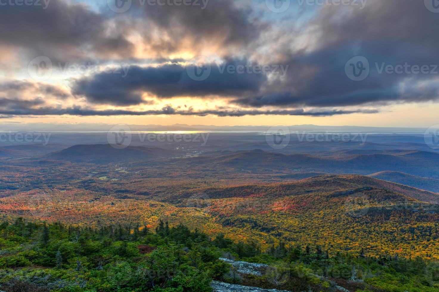 follaje de otoño de vermont en el bosque en el monte mansfield en vermont, estados unidos foto