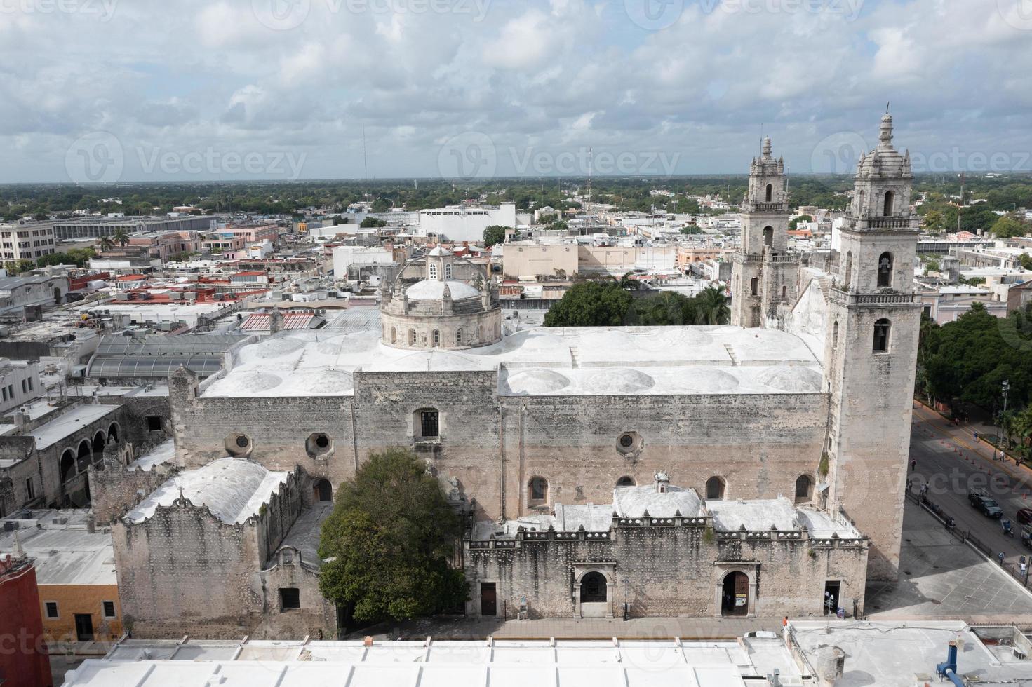 la catedral de san ildefonso de mérida, la primera catedral que se terminó en el continente americano y la única que se construyó en su totalidad durante el siglo XVI. foto