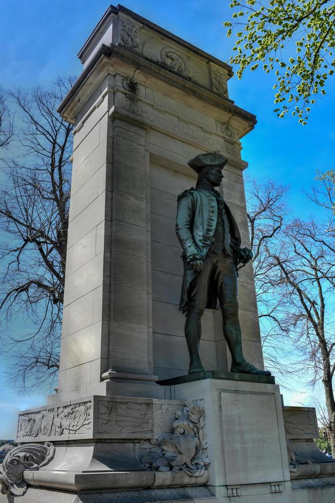 washington, dc - 3 de abril de 2021 - estatua de bronce del primer héroe de guerra naval de john paul jones, monumento en el parque west potomac. foto