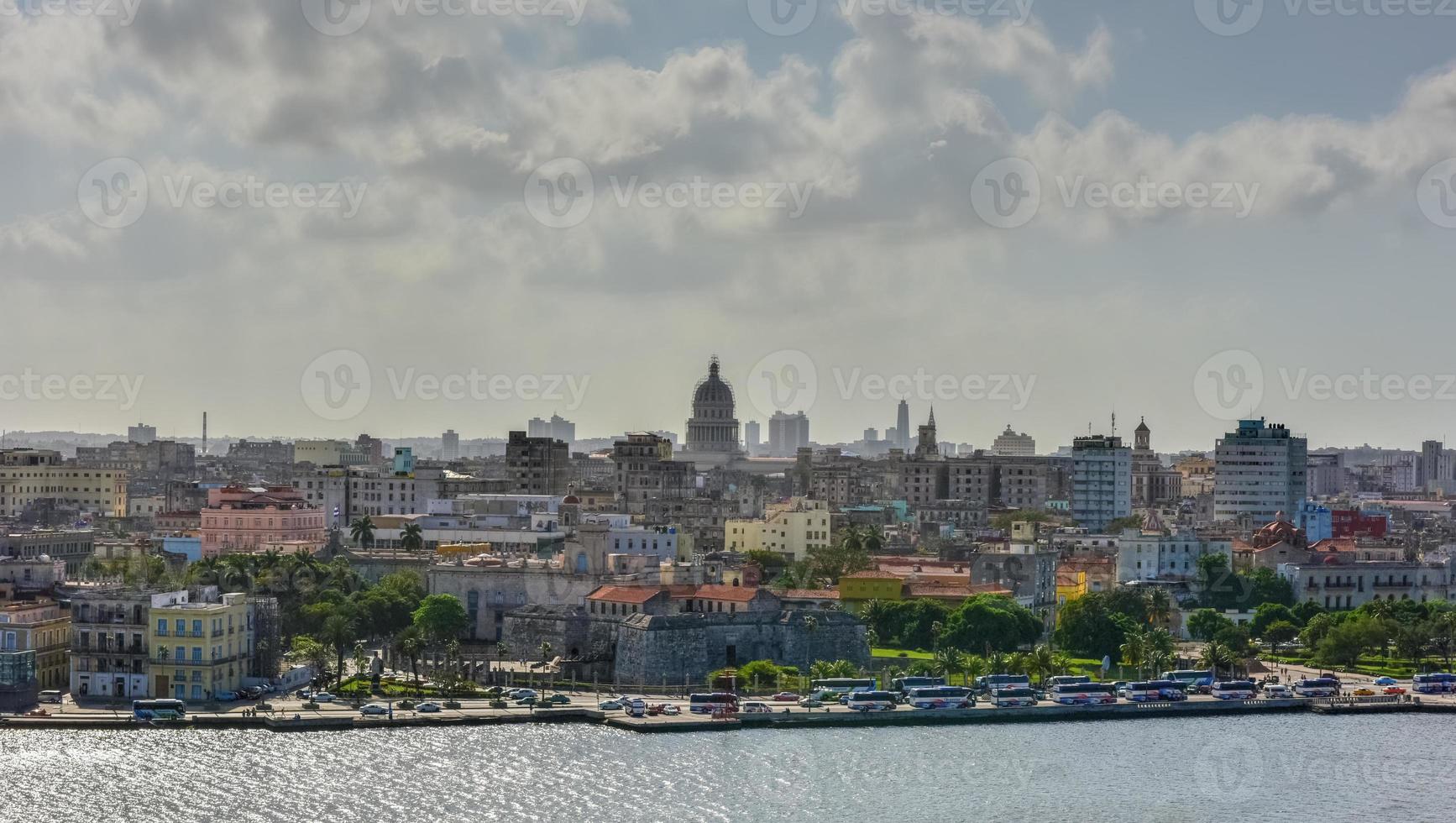 vista panorámica de la habana vieja a través de la bahía en cuba. foto
