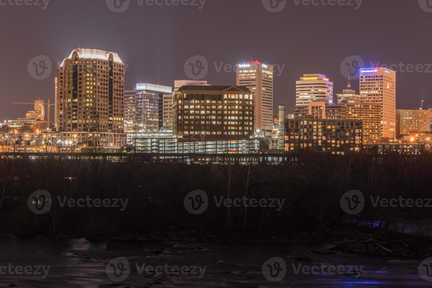 richmond, virginia - 19 de febrero de 2017 - vista panorámica del horizonte de richmond, virginia por la noche. foto