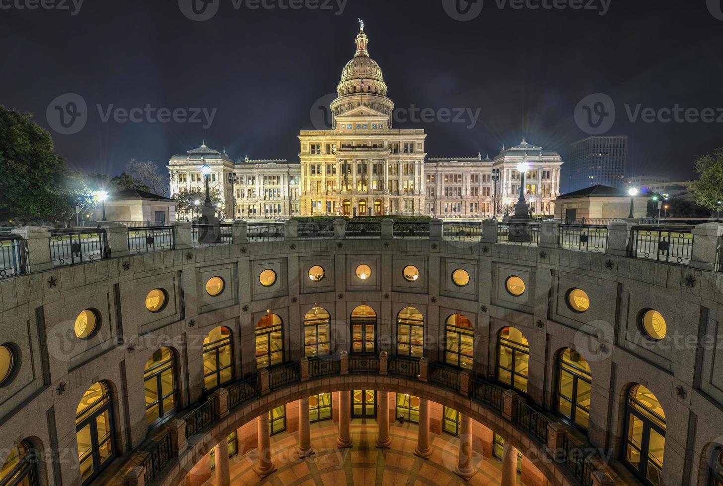la extensión del edificio del capitolio del estado de texas, noche foto