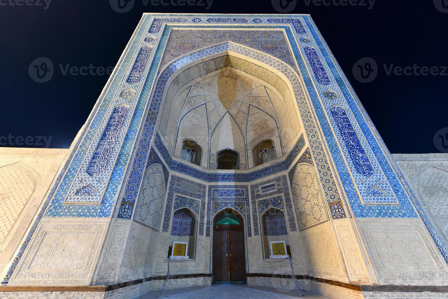 mezquita kalyan y gran minarete del kalon en la noche en bukhara, uzbekistán. foto