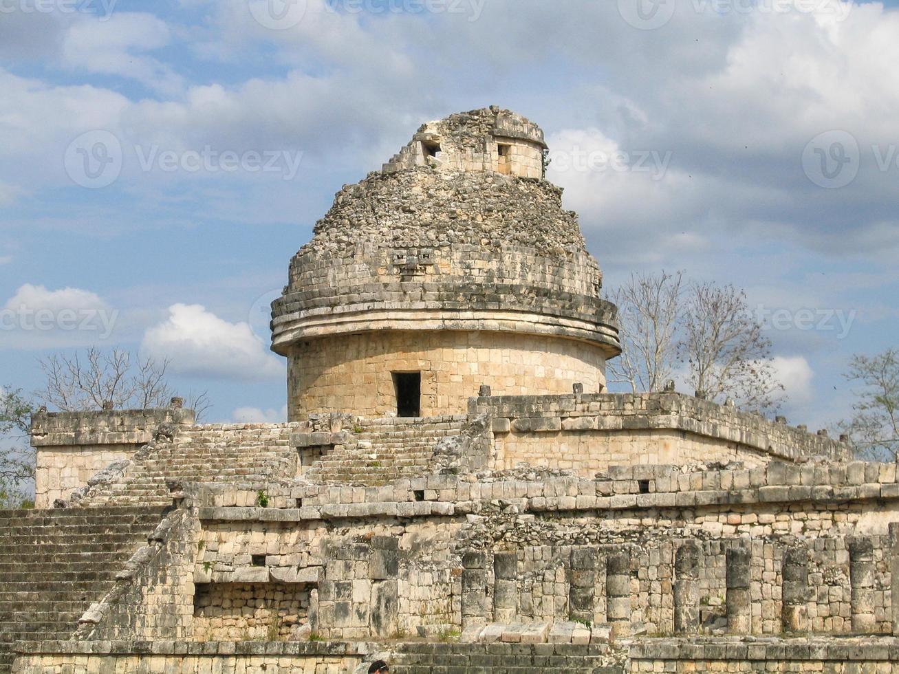 el templo observatorio el caracol en chichén itzá. antiguas ruinas mayas religiosas en méxico. restos de la antigua civilización india. foto