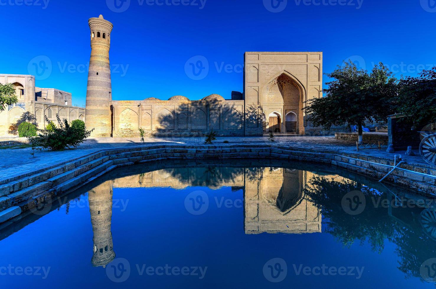 conjunto khoja gaukushan en el centro histórico de bukhara, uzbekistán. foto