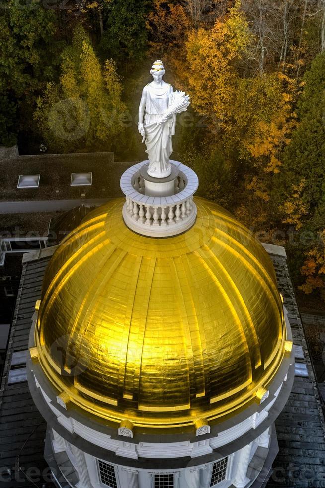 el edificio del capitolio estatal en montpelier vermont, estados unidos. la actual estructura de renacimiento griego es el tercer edificio en el mismo sitio que se utilizará como la casa del estado. fue ocupado en 1859. foto