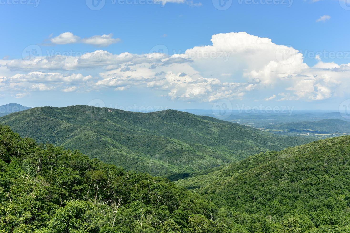 vista del valle de shenandoah y las montañas blue ridge desde el parque nacional de shenandoah, virginia foto