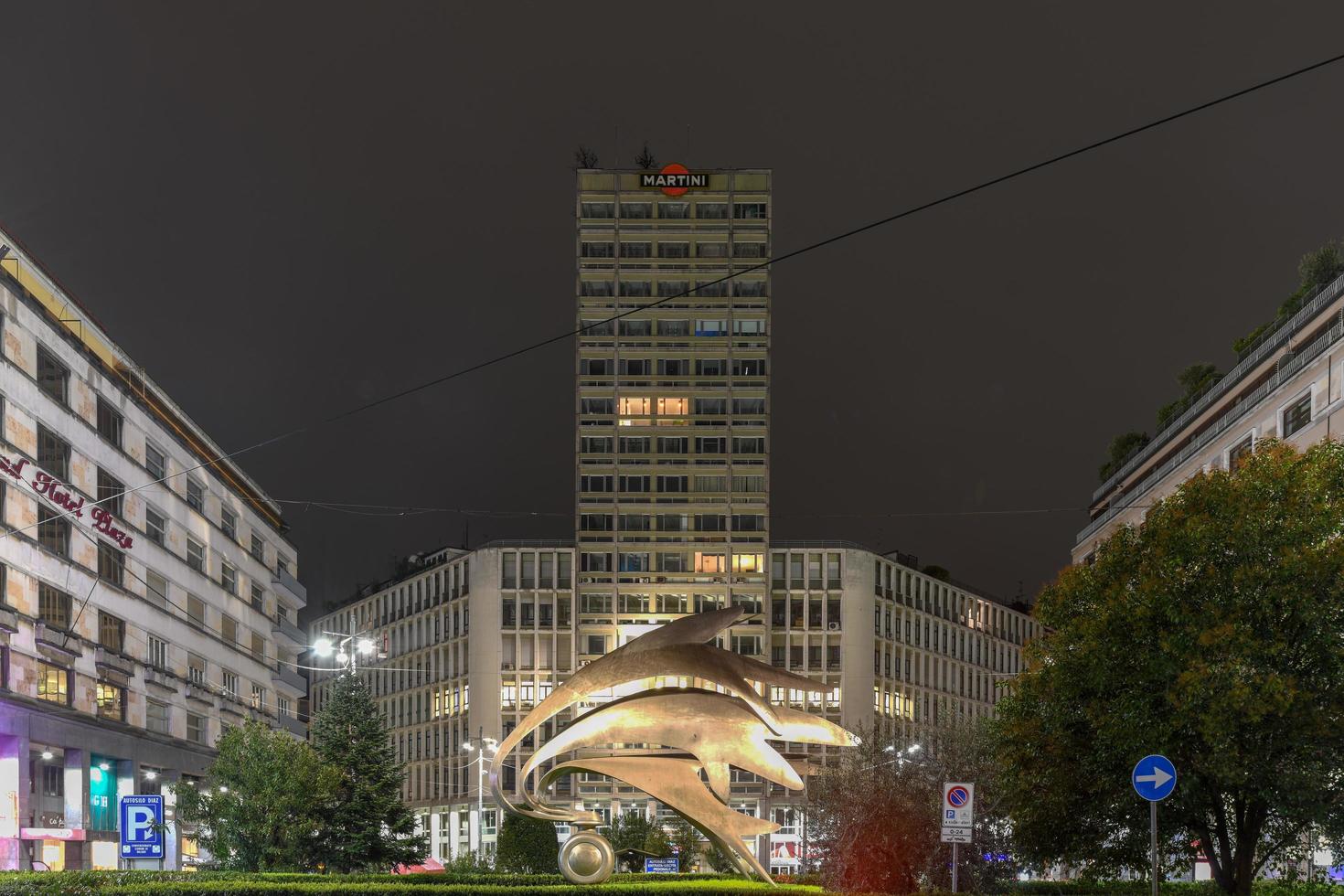 milán, italia - 17 de marzo de 2018 - paisaje urbano con el antiguo rascacielos en piazza diaz en milán, construido por luigi mattioni en 1956, con el terrazza martini en el techo. foto