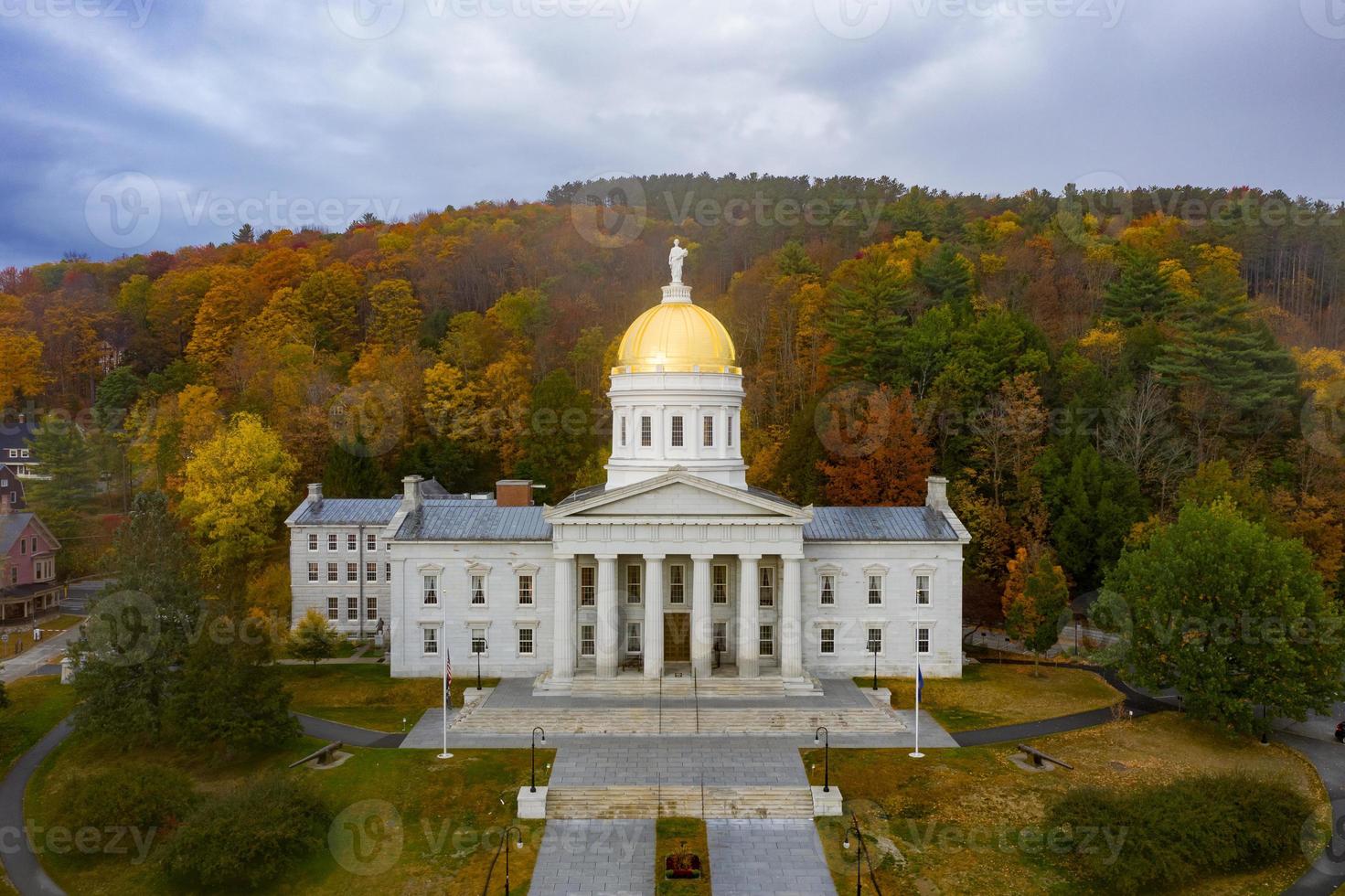 el edificio del capitolio estatal en montpelier vermont, estados unidos. la actual estructura de renacimiento griego es el tercer edificio en el mismo sitio que se utilizará como la casa del estado. fue ocupado en 1859. foto