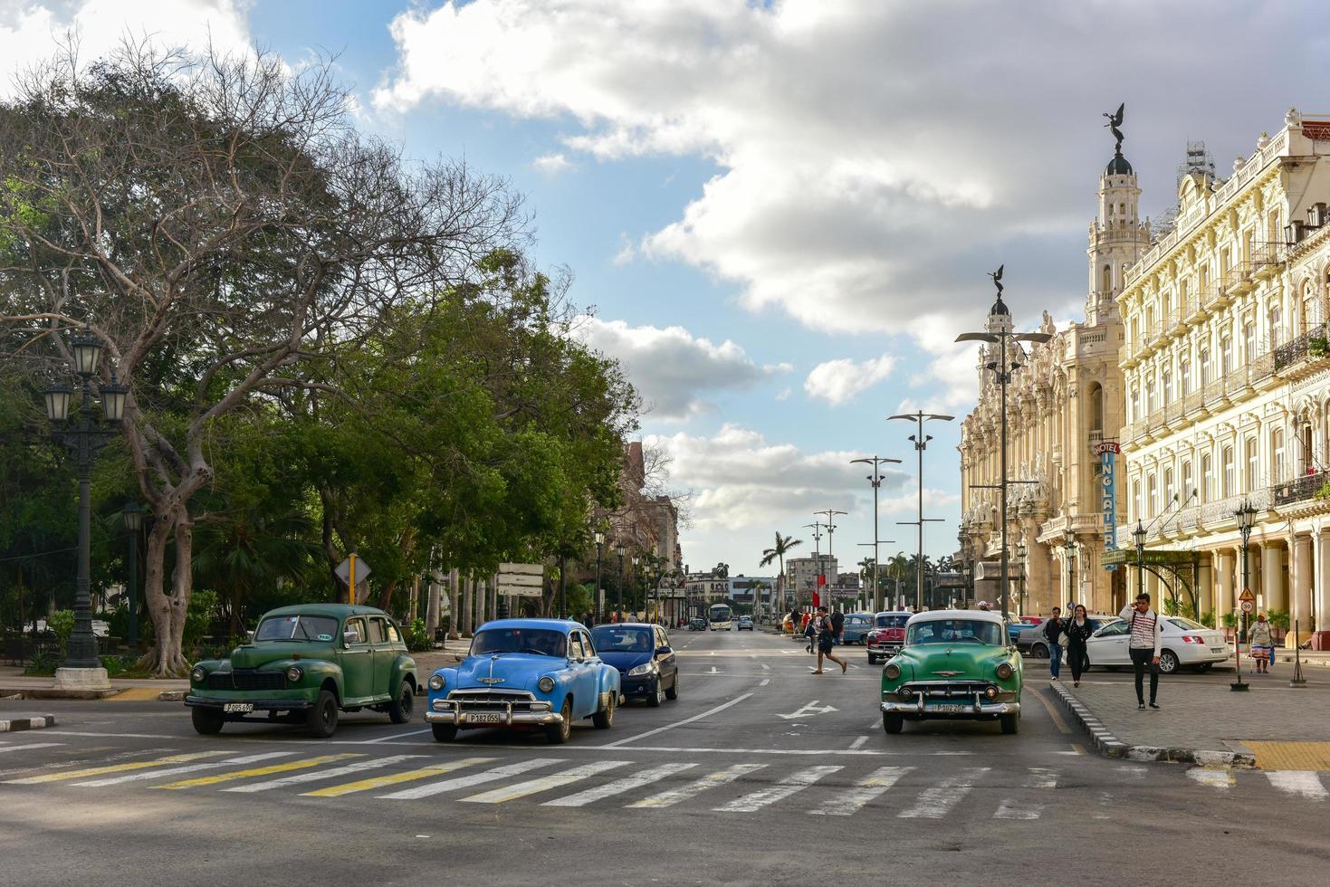 la habana, cuba - 7 de enero de 2016 - coches clásicos conduciendo por el amplio bulevar paseo del prad en la habana, cuba. foto